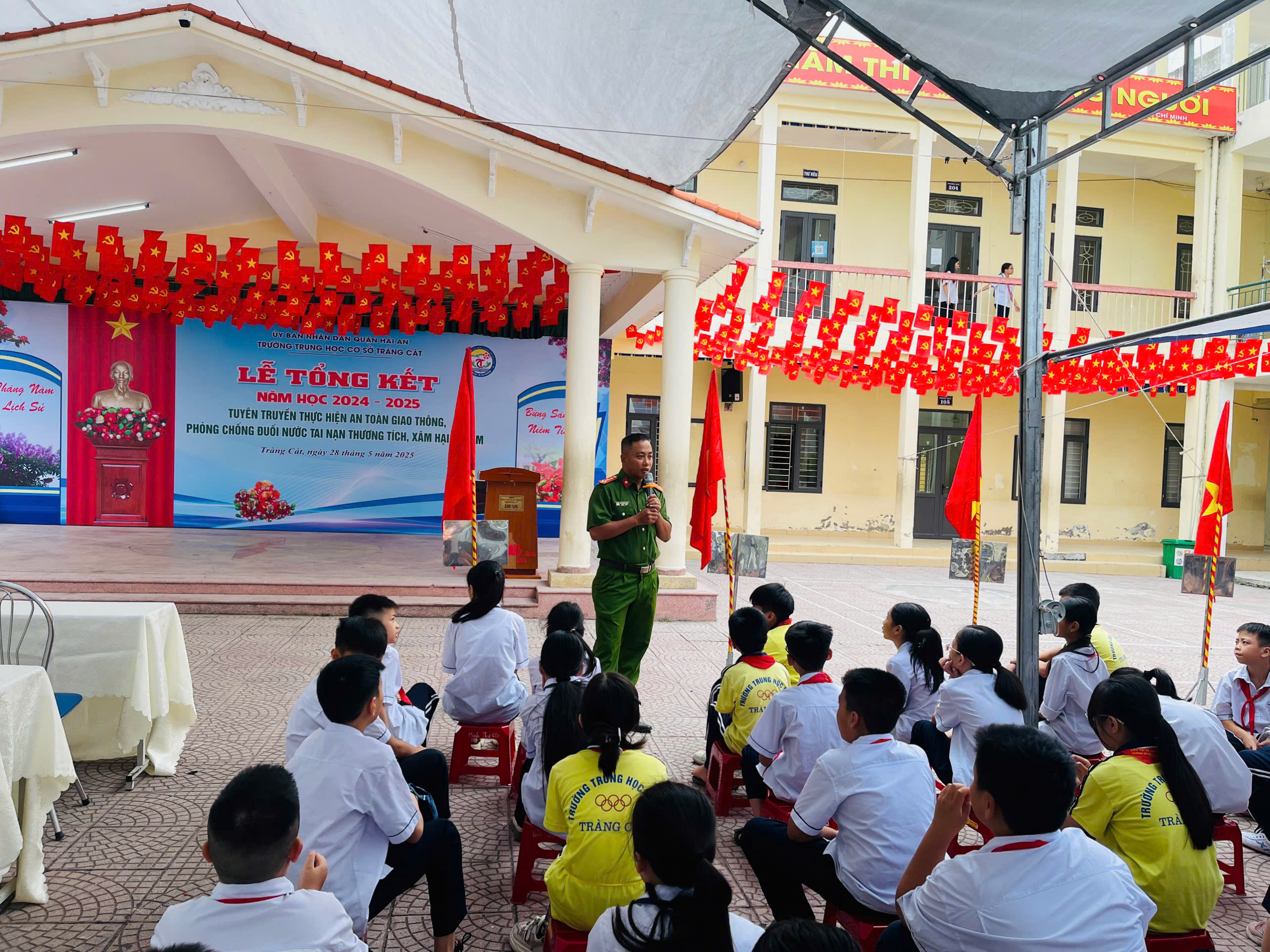 Công an phường Tràng Cát: Tuyên truyền an toàn giao thông, phòng chống thương tích, phòng chống đuối nước và xâm hại trẻ em tại Trường THCS Tràng Cát